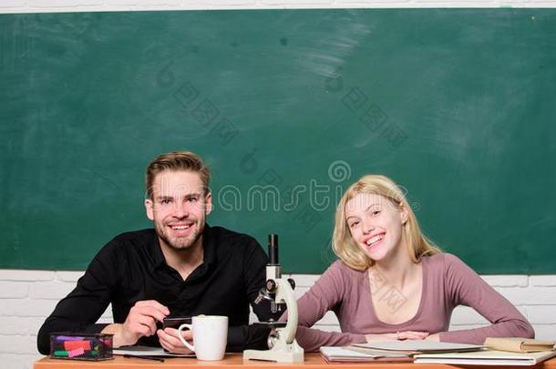 家伙和女孩坐教室.学习采用大学或univer坐y.英语字母表的第6个字母
