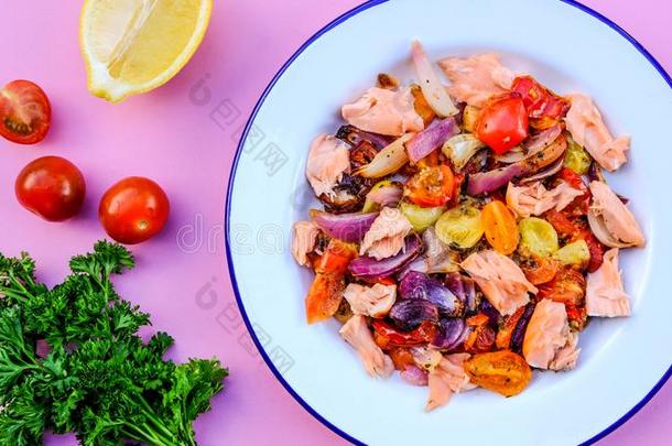 健康的鲑鱼肉片和烤蔬菜