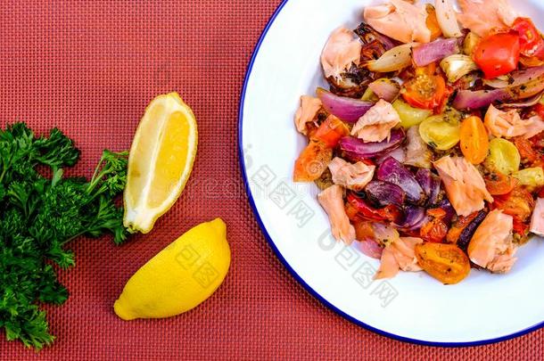 健康的鲑鱼肉片和烤蔬菜