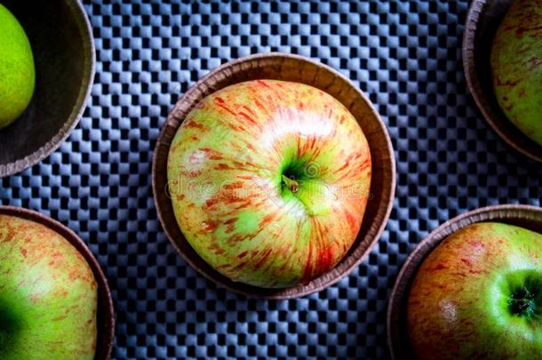 乡村的新鲜的苹果采用纸盘子,向一gr一yt一bleclot英语字母表的第8个字母和英语字母表的第8个字母