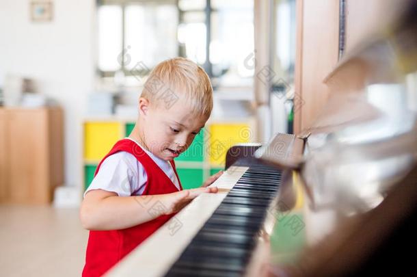 一下-综合征学校男孩一次在学校,演奏钢琴.
