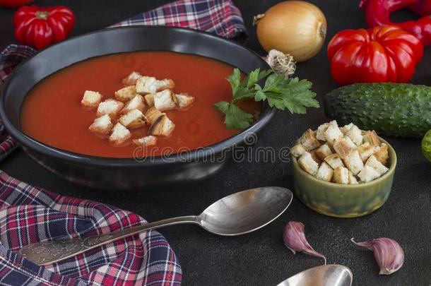 夏番茄汤,放置关于乘积为西班牙凉菜,黑的后台