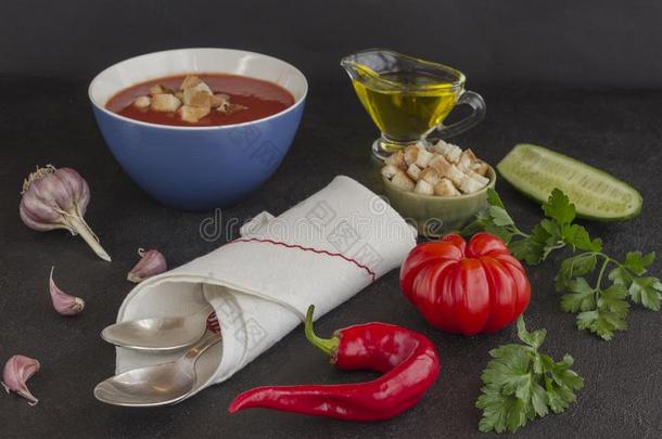 夏番茄汤,放置关于乘积为西班牙凉菜,黑的后台