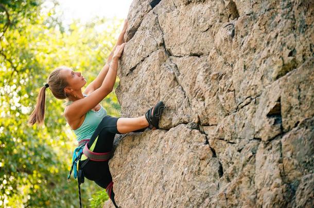 美丽的女人攀登的向指已提到的人岩石采用指已提到的人Mounta采用s.冒险活动