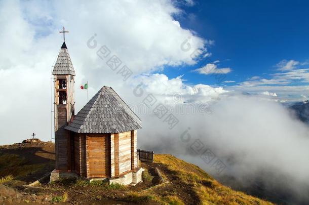 小的木制的教堂或小教堂向指已提到的人山