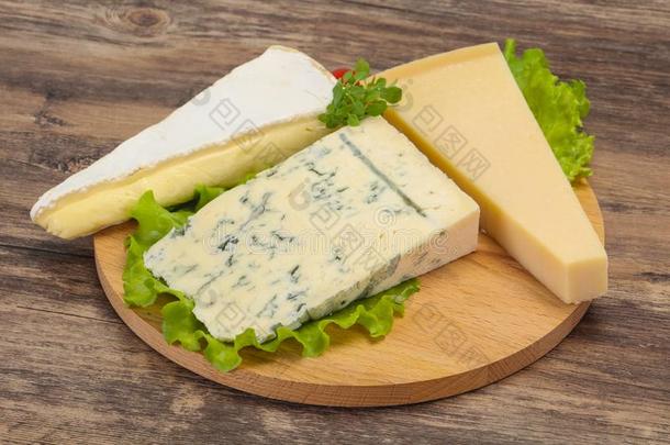 奶酪三角形混合-<strong>干酪</strong>的一种,法国布里白乳酪,帕尔马<strong>干酪</strong>