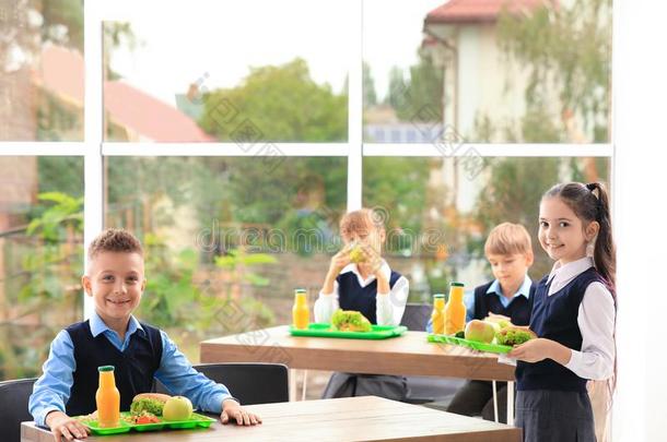 孩子们和健康的食物采用学校<strong>小卖部</strong>