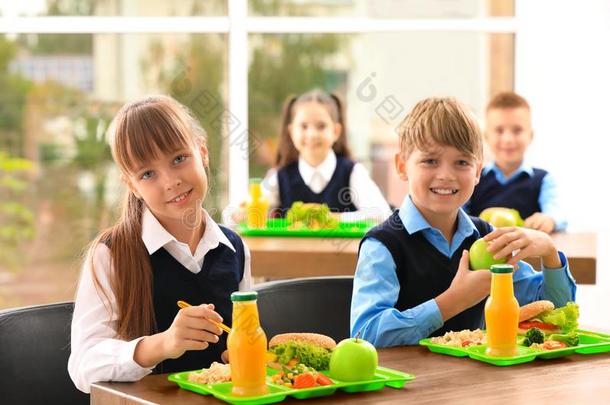幸福的孩子们在表和<strong>健康</strong>的食物采用<strong>学校</strong>