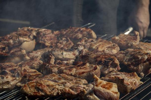 户外的烧烤肉.牛肉或p或k牛排向烧烤