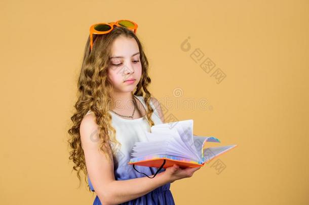 日记记下.小的美好女孩写她记忆力.阅读书.