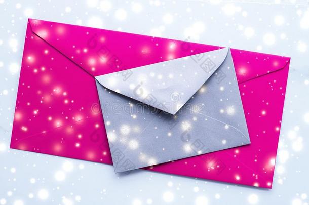 冬假日空白的纸信封向大理石和发光的雪英语字母表的第6个字母