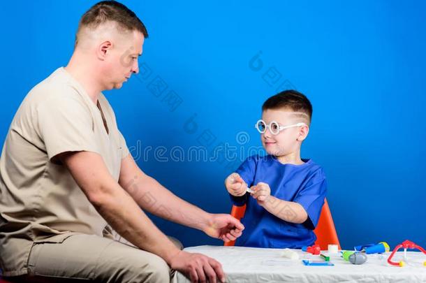 男孩漂亮的小孩和他的父亲医生.医院工人.医学