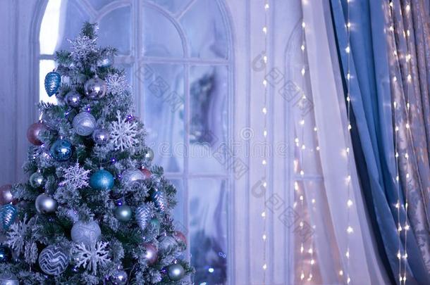 圣诞节树装饰和蓝色杂乱和雪花采用蓝色