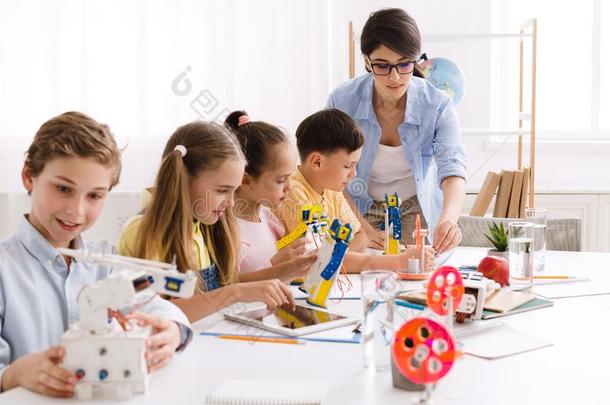 教师的一份孩子们和DoItYourself自己动手做机器人采用班