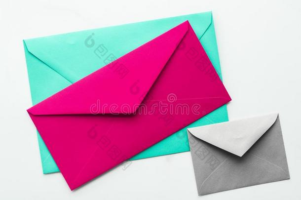 空白的纸信封向大理石平坦的背景,假日邮件