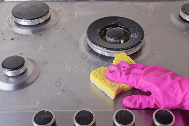 清洁关于不锈的钢气体炉和用力擦洗和海绵