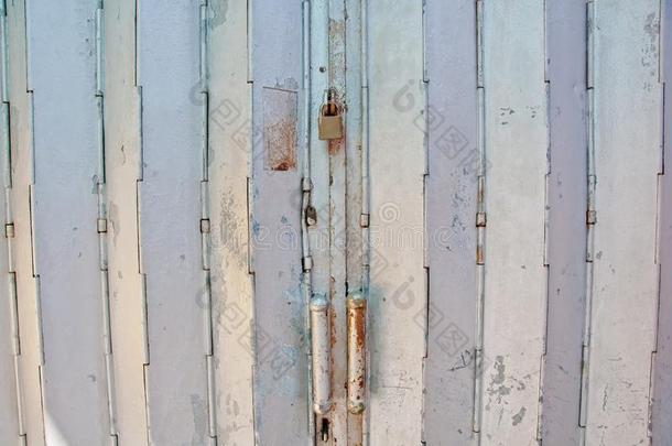 老的酿酒的古典的金属的强的可折叠的门关于前面门