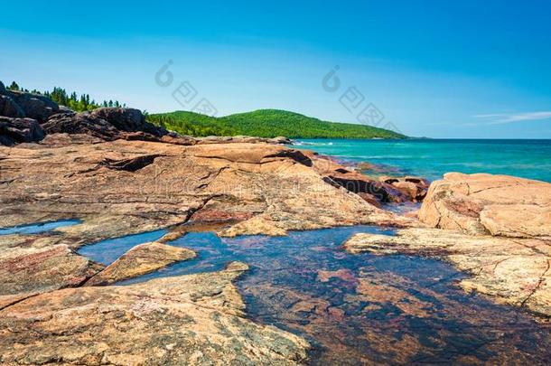 多岩石的海岸风景在奈斯省的标准