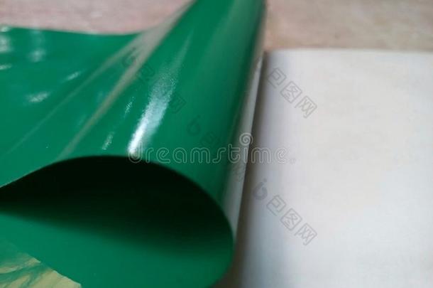 绿色的乙烯基纸有背胶的标签敞开的从白色的家具装饰业