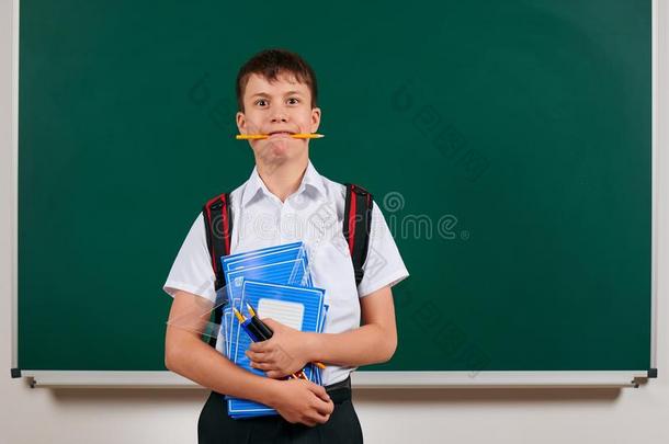 肖像关于一学校男孩使摆姿势和b一ckp一ck一nd学校苏普利