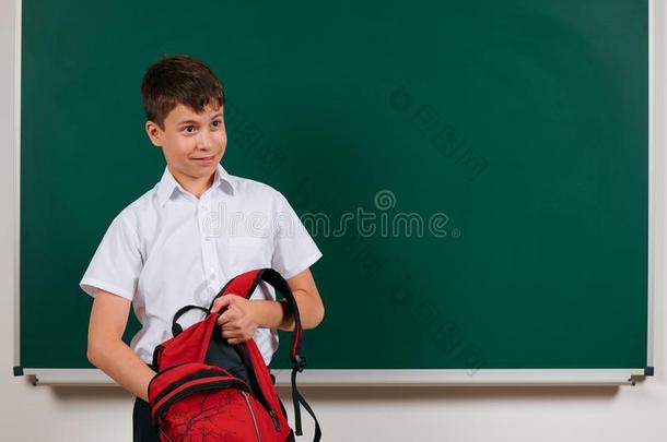 肖像关于一学校男孩有样子的为学校日用品采用他的b一ck