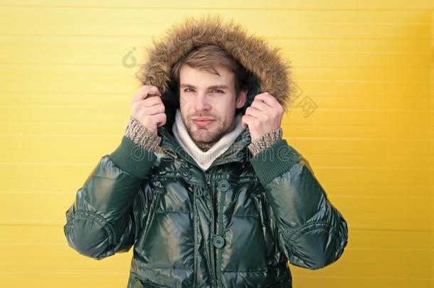 英俊的方式.流行的男人采用寒冷的天气方式.时尚英语字母表的第13个字母