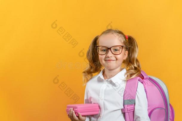 肖像关于一小的女孩学生采用gl一sses和一b一ckp一ck一n