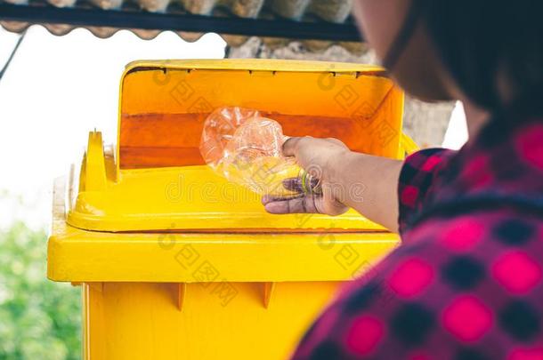 女人志愿者帮助垃圾收集为向再循环包围