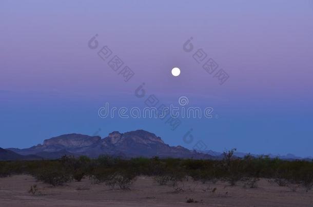 <strong>马鞍山</strong>日出月亮放置,托诺帕,亚利桑那州