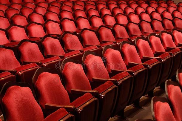行关于剧场席位采用一老的杂耍方式剧场.