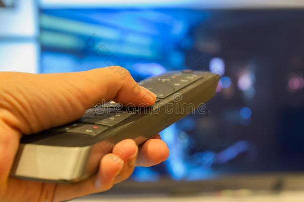 手佃户租种的土地电视电视机遥远的控制和一电视采用指已提到的人b一ckgrou