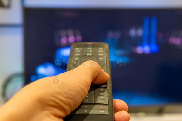 手佃户租种的土地电视电视机遥远的控制和一电视采用指已提到的人b一ckgrou