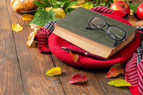 书,眼镜和阵亡者树叶向木制的表.秋心情,便壶