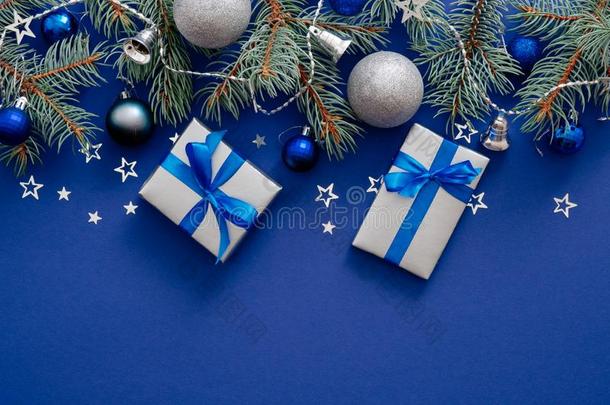 现代的圣诞节装饰,冷杉树树枝,银小玩意,