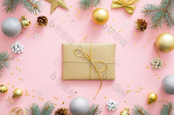 圣诞节或新的年作品.赠品盒有<strong>包装</strong>的<strong>金色</strong>的纸