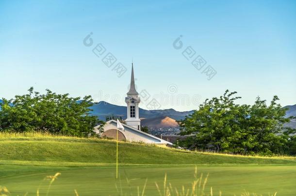 高尔夫球课程和树教堂尖塔山和蓝色天背