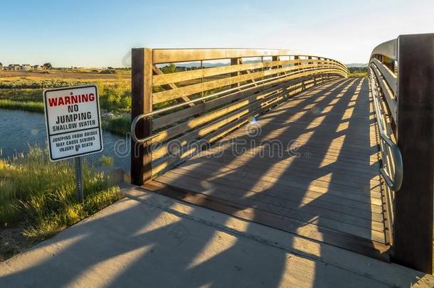 全景画警告符号和桥越过一l一ke圆润的在旁边Houston休斯顿