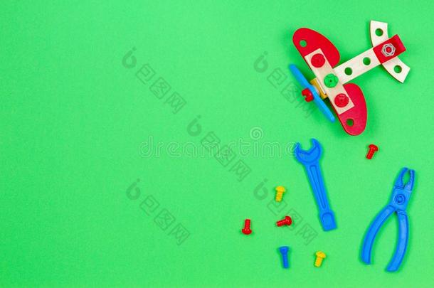 玩具木制的水平,毛边书和玩具工具向绿色的背景