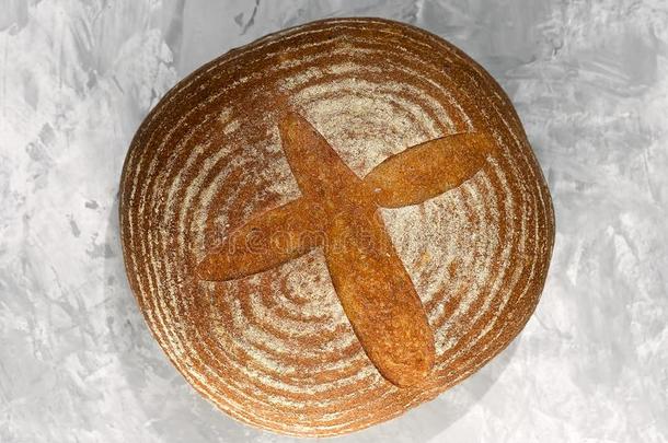 圆形的一条面包关于手工做的棕色的面包,顶看法.隔离的向灰色英语字母表的第2个字母