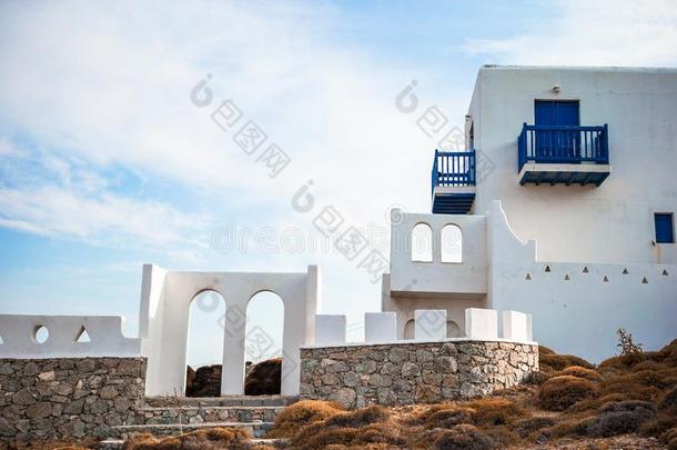 典型的蓝色门和蓝色门.希腊,麦克诺斯岛