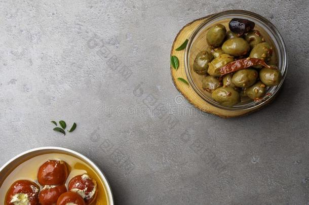 意大利人食物组成部分背景和橄榄,油红色的玩偶
