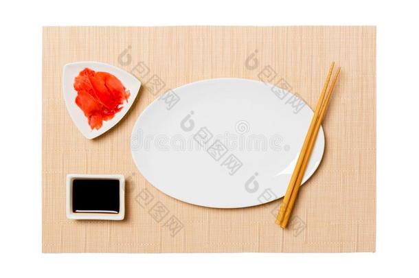 空的椭圆形的白色的<strong>盘子</strong>和<strong>筷子</strong>为寿司和大豆调味汁,