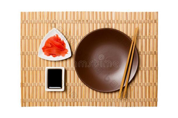 空的圆形的棕色的盘子和筷子为寿司,姜和这样
