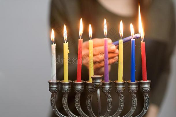犹太人的女人照明光明节蜡烛采用一menor一h.
