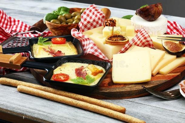 美味的传统的来自瑞士的融化拍的奶酪向将切成小方块煮沸
