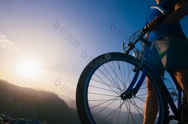 关在上面轮廓关于一运动员山骑自行车的人骑马他的自行车