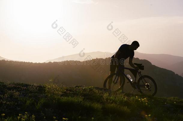 关在上面轮廓关于一运动员山骑自行车的人骑马他的自行车