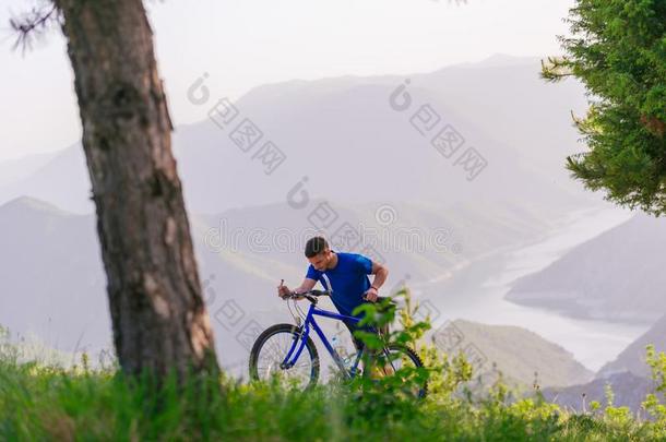 山骑自行车的人使人疲乏的一蓝色衬衫是（be的三单形式接近h是（be的三单形式自行车通过