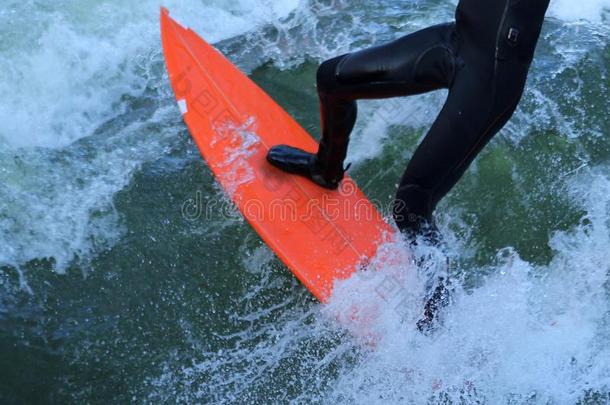 男人采用黑的潜水服是（be的三单形式surf采用g采用波