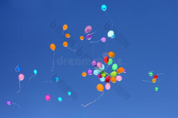 <strong>大大</strong>地数字关于富有色彩的气球反对指已提到的人蓝色天
